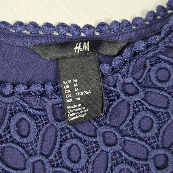 H&M Women’s Navy Blue Eyelet Lace Sleeveless Top Size M Keyhole Back Boho Chic‎ - Picture 6 of 7